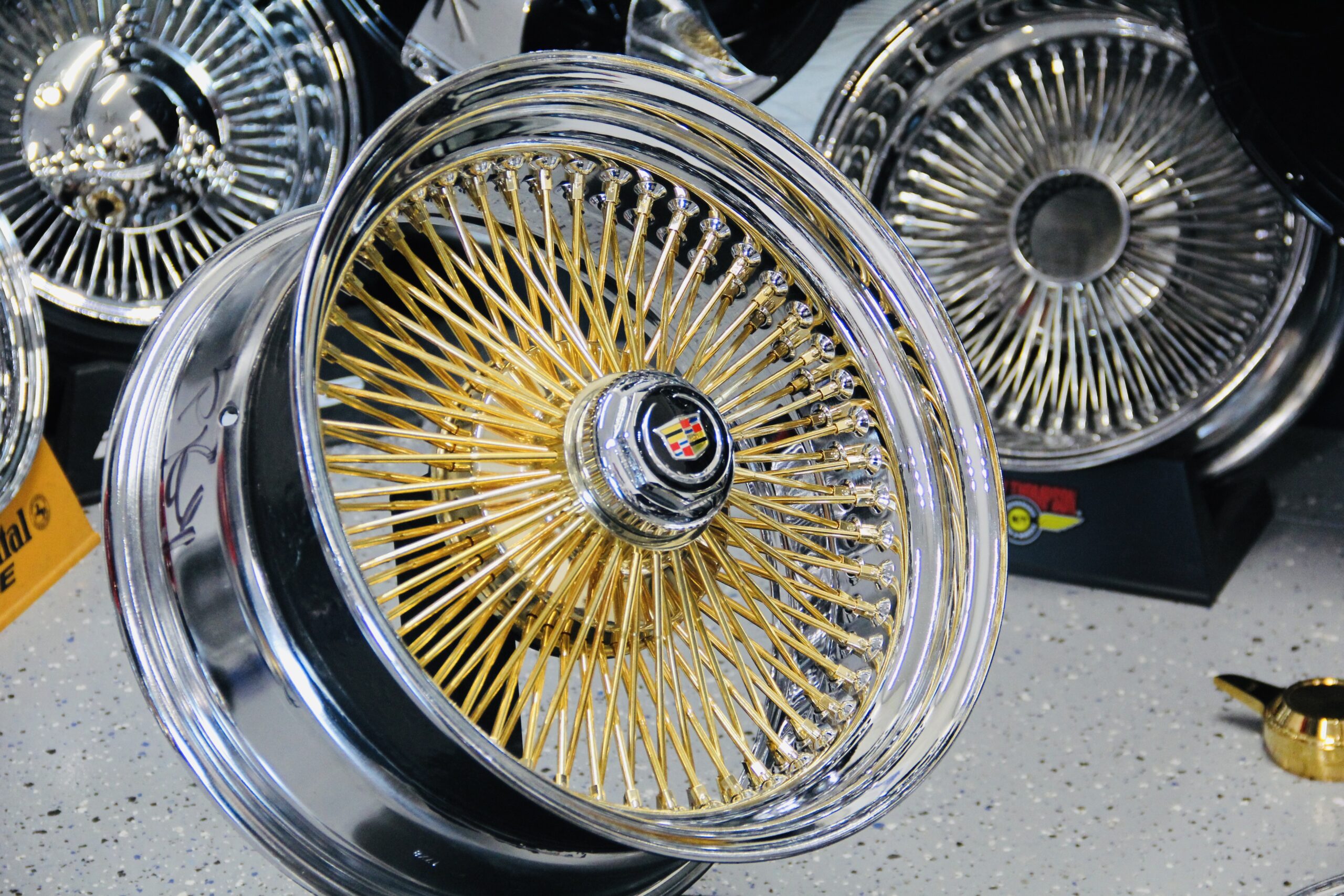 Cadillac center caps for 20 inch rims deals
